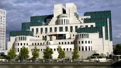 MI6 Rolls Out Encrypted Portal to Recruit Spies in the Russian Federation